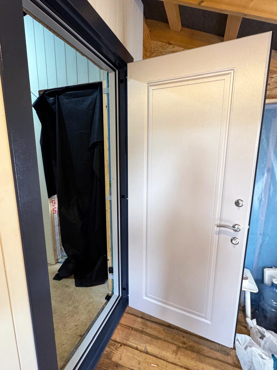 Входная дверь белая с МДФ-панелью 16 мм в частный дом